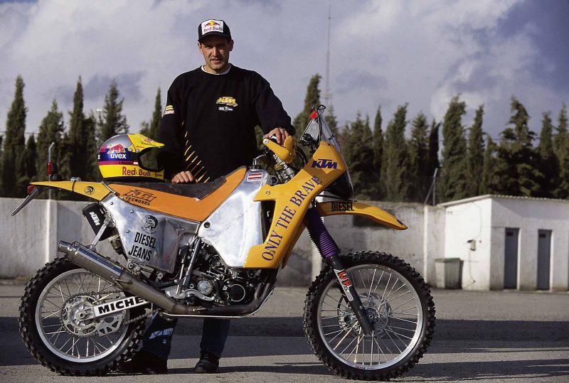 Только смелость: девиз, под которым Хайнц Кинигарднер выступал на KTM в ранних Дакарах Только смелость: девиз, под которым Хайнц Кинигарднер выступал на KTM в ранних Дакарах