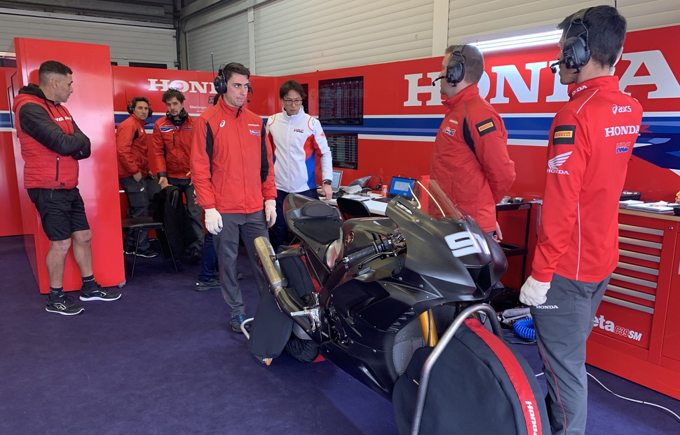 В гараже Team HRC В гараже Team HRC