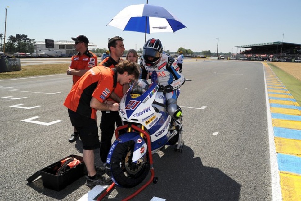 Владимир Леонов, Vector Racing / Kiefer Racing на старте Гран-При Италии Moto2 в 2010 Владимир Леонов, Vector Racing / Kiefer Racing на старте Гран-При Италии Moto2 в 2010