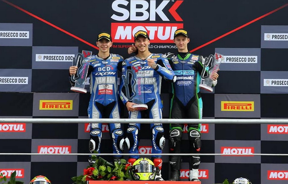 Никита Калинин на подиуме британского этапа World Supersport 300 2019 года Никита Калинин на подиуме британского этапа World Supersport 300 2019 года