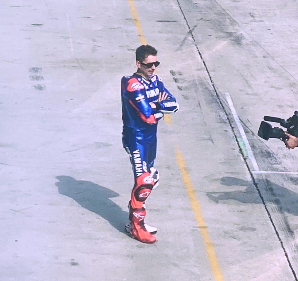 Лоренцо позирует для официального портала MotoGP на пит-лейне Сепанга Лоренцо позирует для официального портала MotoGP на пит-лейне Сепанга