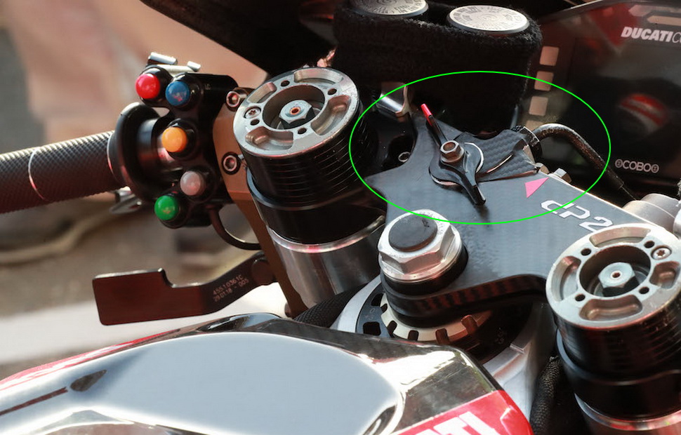 Вот как это было реализовано в Ducati пару лет назад: барашек на траверсе GP18 Вот как это было реализовано в Ducati пару лет назад: барашек на траверсе GP18