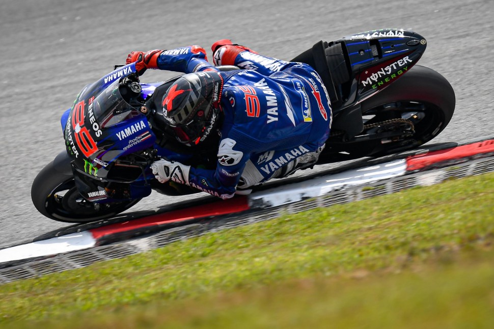 Хорхе Лоренцо в седле Yamaha YZR-M1 2020 года Хорхе Лоренцо в седле Yamaha YZR-M1 2020 года