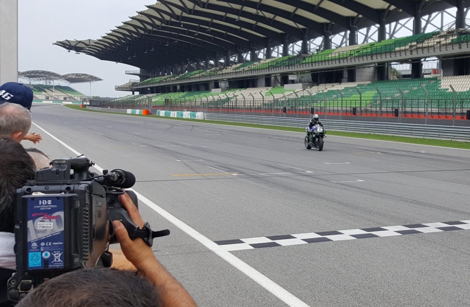 Виньялес тестирует holeshot device Yamaha под занавес тестов в Сепанге Виньялес тестирует holeshot device Yamaha под занавес тестов в Сепанге