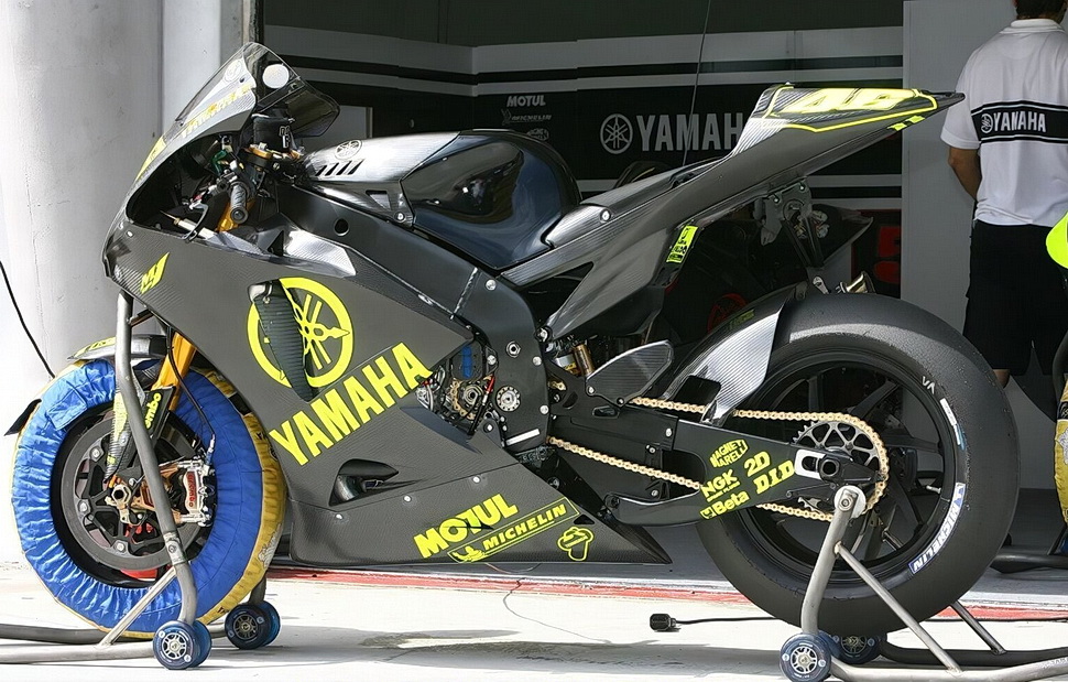 Прототип Yamaha YZR-M1 на тестах 2007 года в Сепанге Прототип Yamaha YZR-M1 на тестах 2007 года в Сепанге