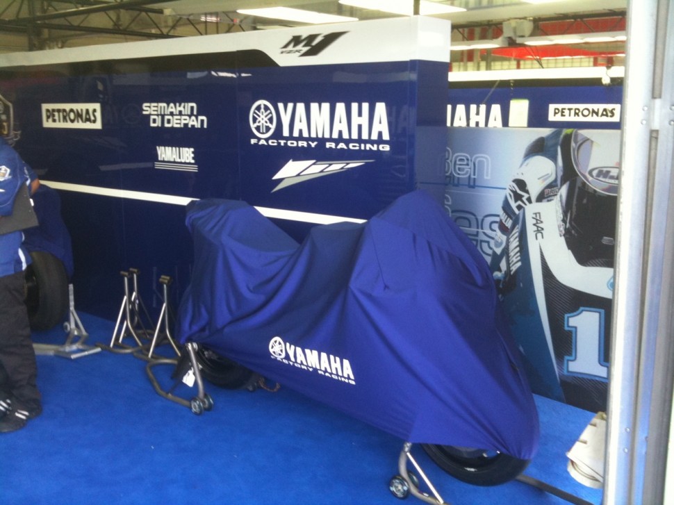 1000-кубовый прототип Yamaha M1 на тестах в Брно летом 2011 года 1000-кубовый прототип Yamaha M1 на тестах в Брно летом 2011 года