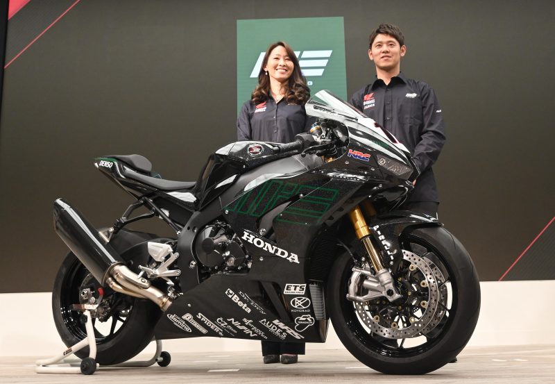 Мидори Мориваки и Такуми Такахаси на презентации MIE Racing Althea Honda Team в Токио Мидори Мориваки и Такуми Такахаси на презентации MIE Racing Althea Honda Team в Токио