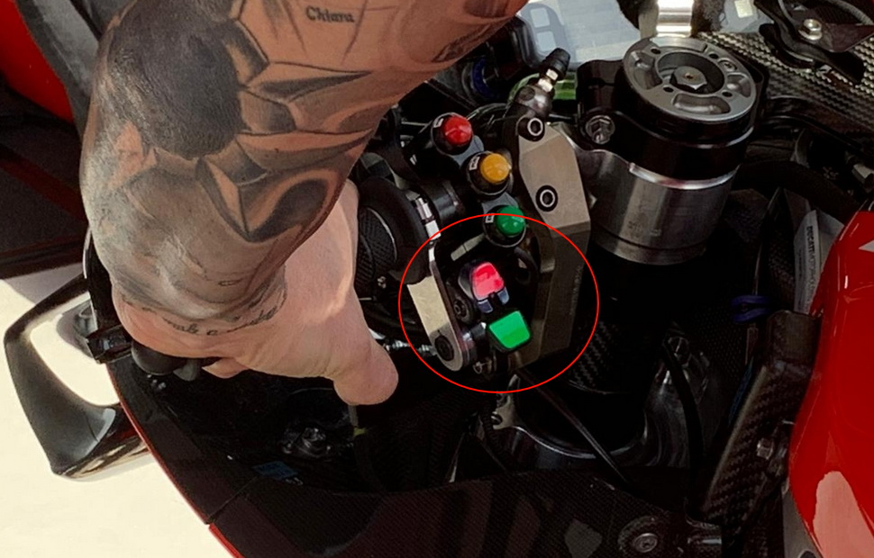 Фиксатор шейпшифтера на руле Ducati Desmosedici GP20 Фиксатор шейпшифтера на руле Ducati Desmosedici GP20