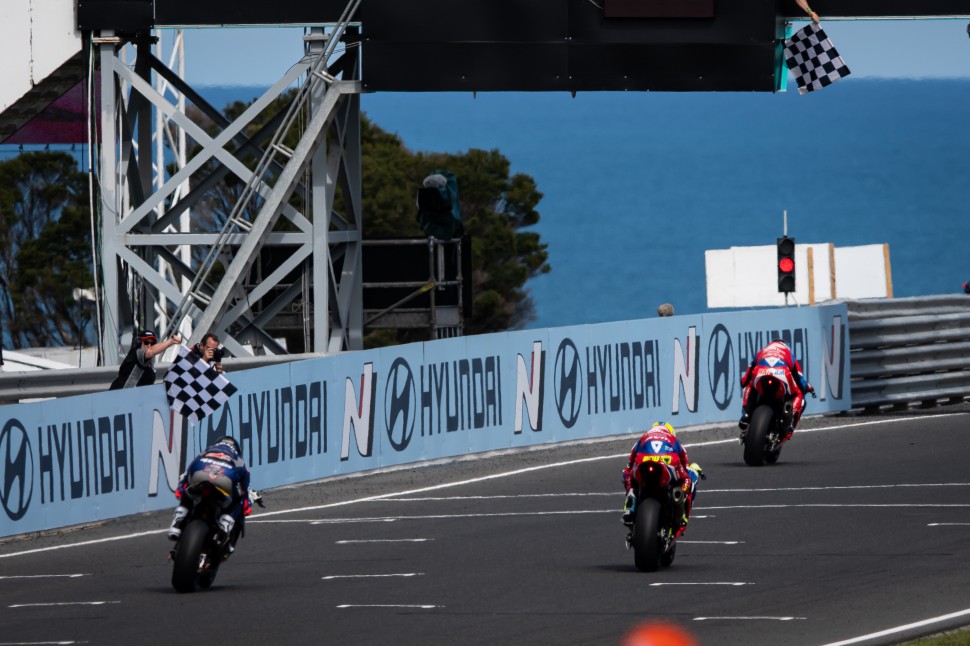 Хезлам и Баутиста финишировали 5-6 в Phillip Island Хезлам и Баутиста финишировали 5-6 в Phillip Island