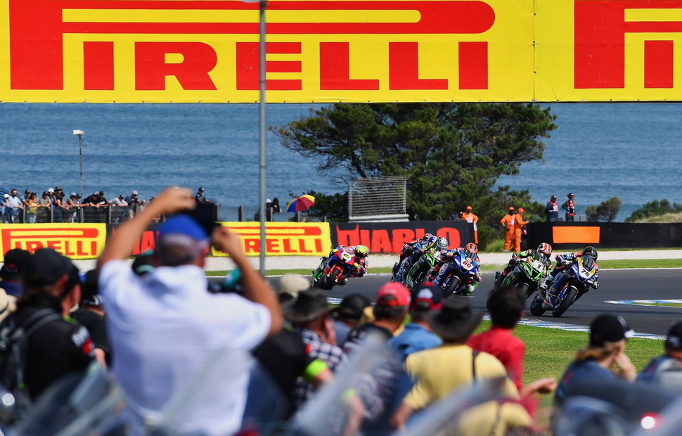 Лорис Баз возглавил гонку в Phillip Island Лорис Баз возглавил гонку в Phillip Island