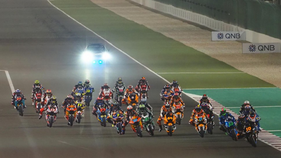 Старт гонки Гран-При Катара в классе Moto2 Старт гонки Гран-При Катара в классе Moto2