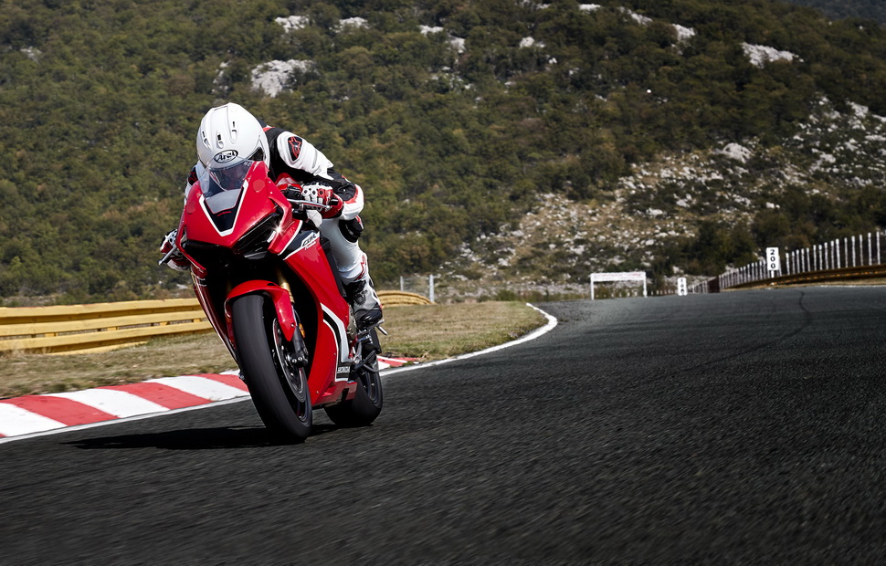 Honda CBR1000RR Fireblade (2017-2019) - непревзойденная надежность и управляемость Honda CBR1000RR Fireblade (2017-2019) - непревзойденная надежность и управляемость