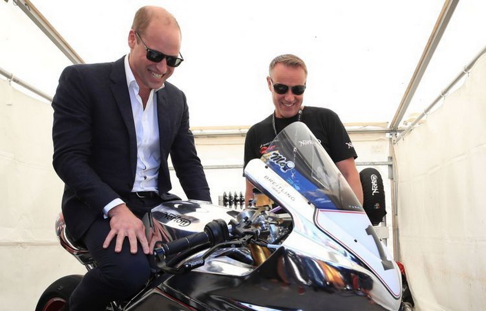 Принц Гарри стал VIP-гостем в паддоке Isle of Man TT, первым делом, посетив заводскую команду Norton Принц Гарри стал VIP-гостем в паддоке Isle of Man TT, первым делом, посетив заводскую команду Norton
