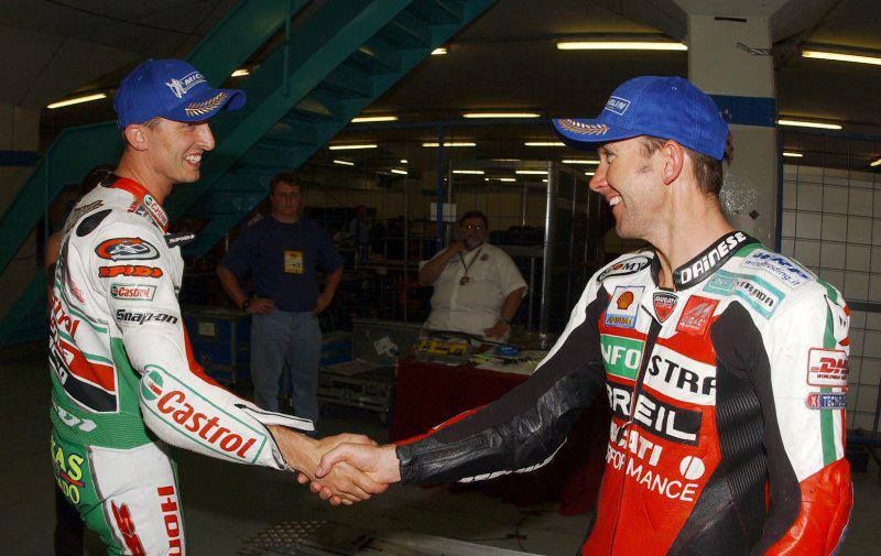 Битва Ducati с Honda за доминирование в World Superbike на рубеже веков - это противостояние Бейлисса и Эдвардса Битва Ducati с Honda за доминирование в World Superbike на рубеже веков - это противостояние Бейлисса и Эдвардса