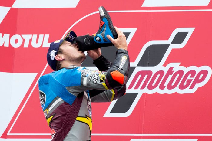 Джек Миллер пьет шампанское в честь своей первой победы в MotoGP, TT Circuit Assen, 2016 Джек Миллер пьет шампанское в честь своей первой победы в MotoGP, TT Circuit Assen, 2016