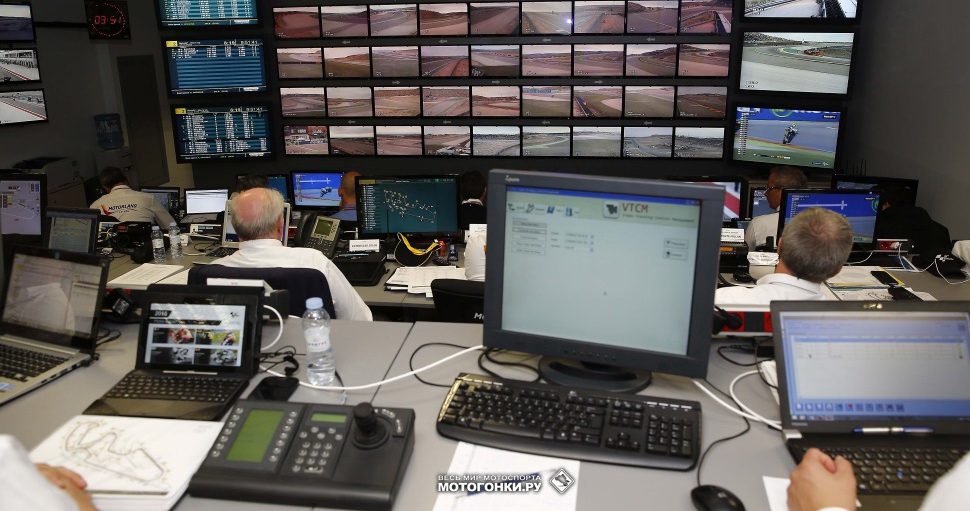 Рабочее место одного из судей (представителей автодрома) Motorland Aragon: вид на Race Control Рабочее место одного из судей (представителей автодрома) Motorland Aragon: вид на Race Control