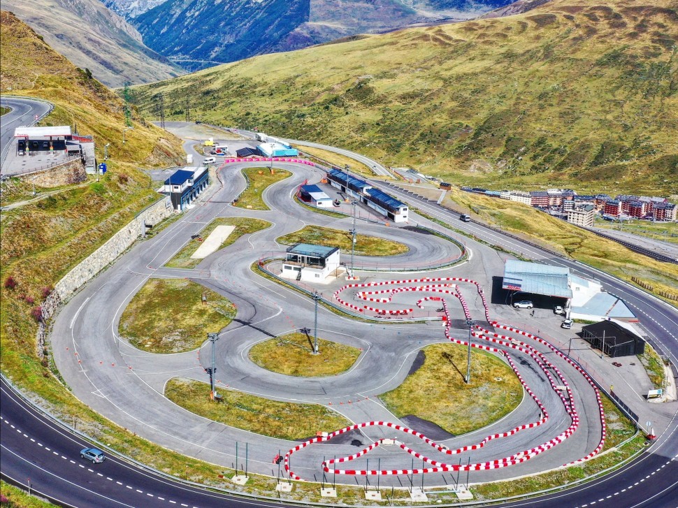 Вид на Andorra Circuit с горы Вид на Andorra Circuit с горы