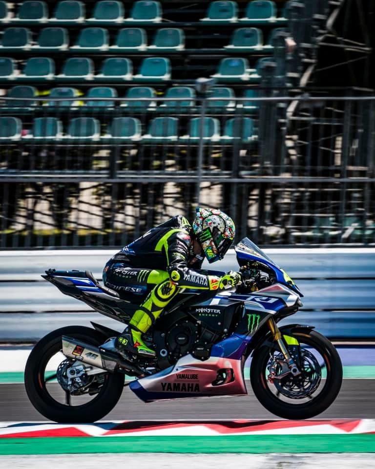 Валентино Росси на эксклюзивных тестах в Мизано: Yamaha YZF-R1 для WorldSBK от Yamaha Factory Racing Валентино Росси на эксклюзивных тестах в Мизано: Yamaha YZF-R1 для WorldSBK от Yamaha Factory Racing