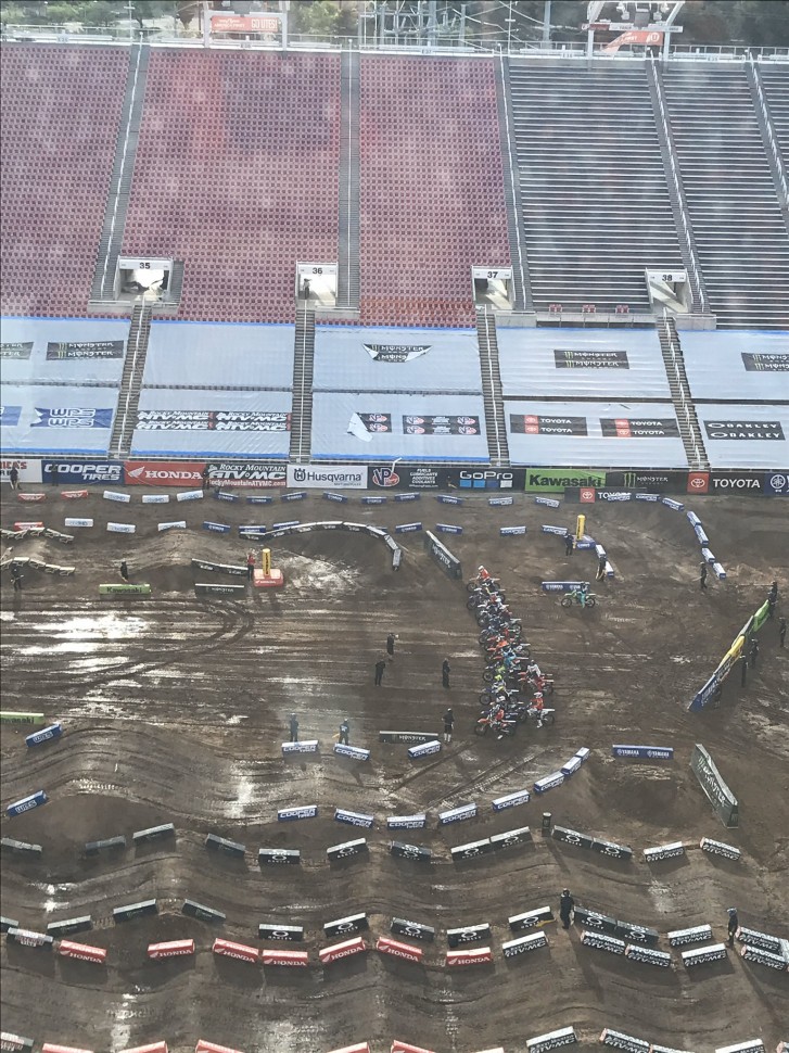 Гонки AMA Supercross без зрителей, гостей и рекламы: как это выглядит в реальности, а не по ТВ Гонки AMA Supercross без зрителей, гостей и рекламы: как это выглядит в реальности, а не по ТВ