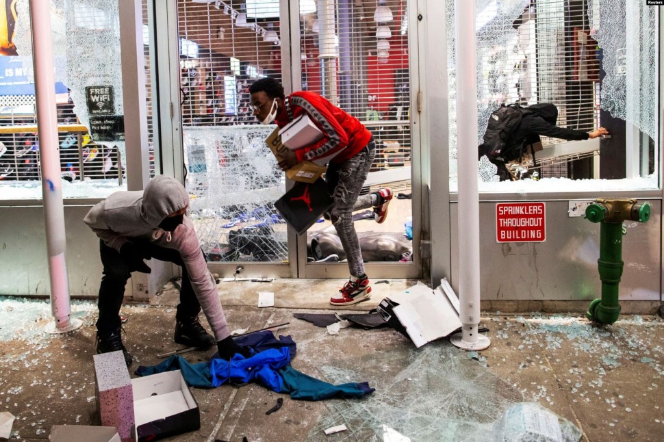 Погромы на фоне акций протеста. Фото: Reuters Погромы на фоне акций протеста. Фото: Reuters