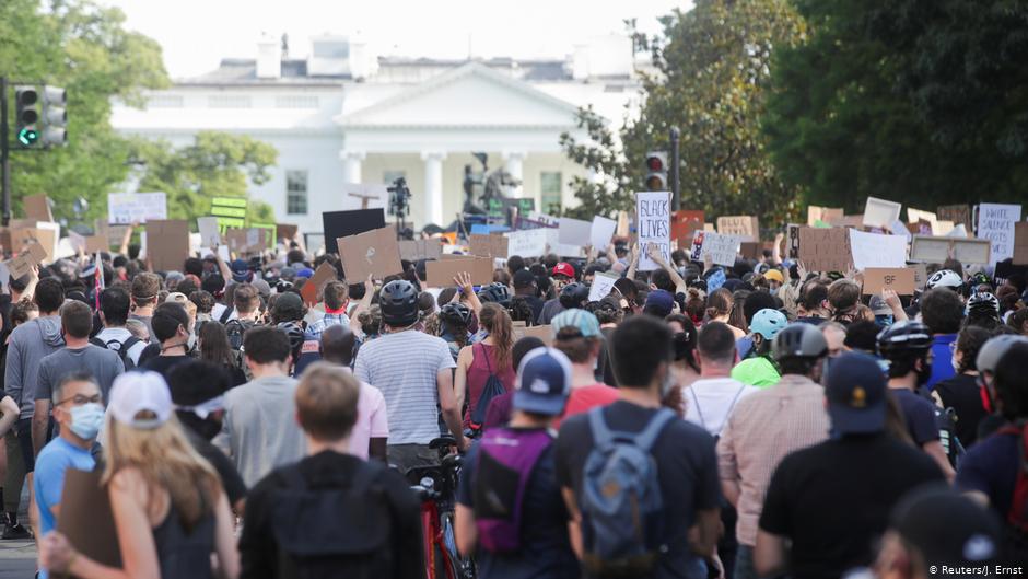 Мирные акции протеста в США. Фото: Reuters Мирные акции протеста в США. Фото: Reuters