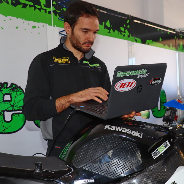 Гоночный инженер Boxes Moto Ноэль Тарин за работой Гоночный инженер Boxes Moto Ноэль Тарин за работой
