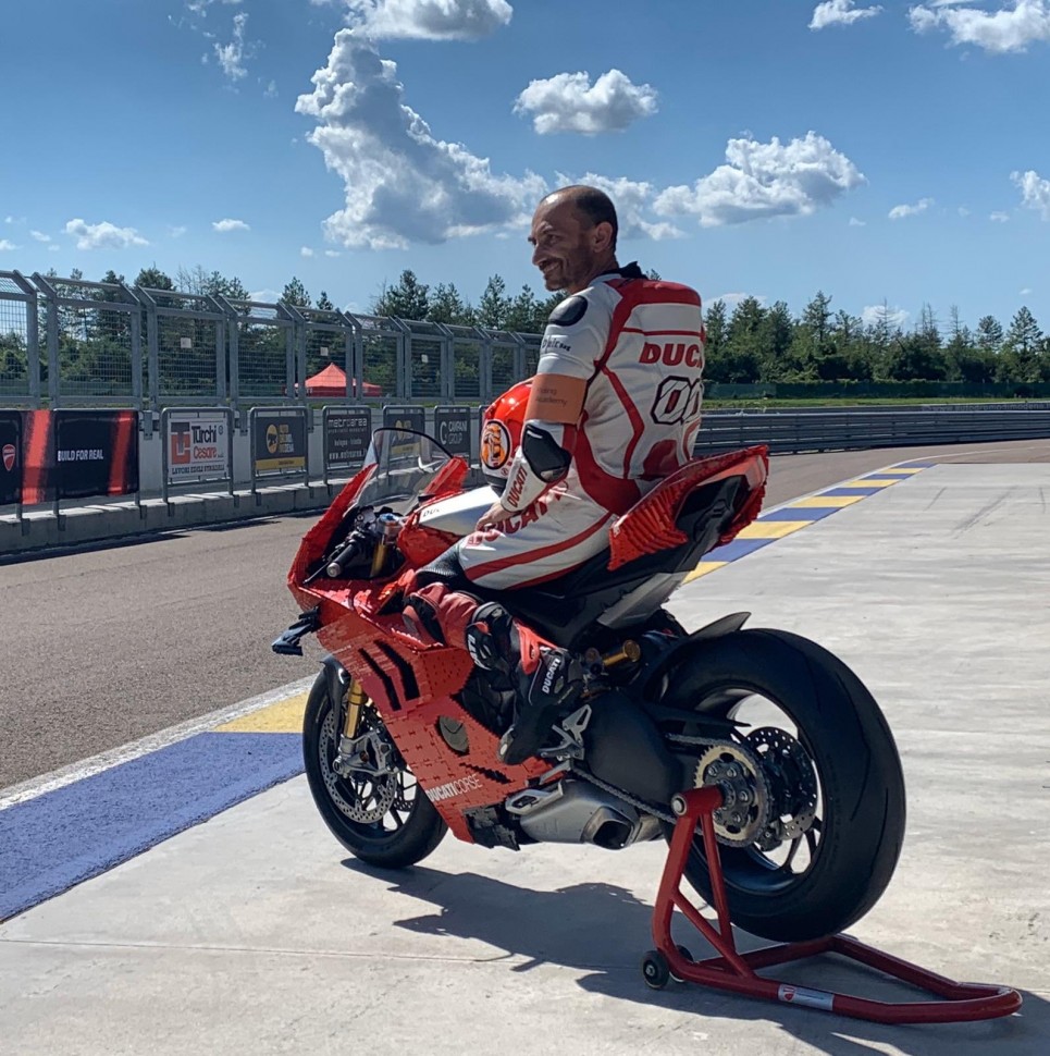 Клаудио Доменикали на LEGO-модели Ducati V4 R Клаудио Доменикали на LEGO-модели Ducati V4 R