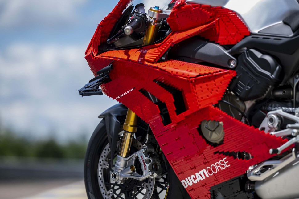 LEGO-модель Ducati V4 R собрана из 15000 элементов на реальном шасси супербайка LEGO-модель Ducati V4 R собрана из 15000 элементов на реальном шасси супербайка