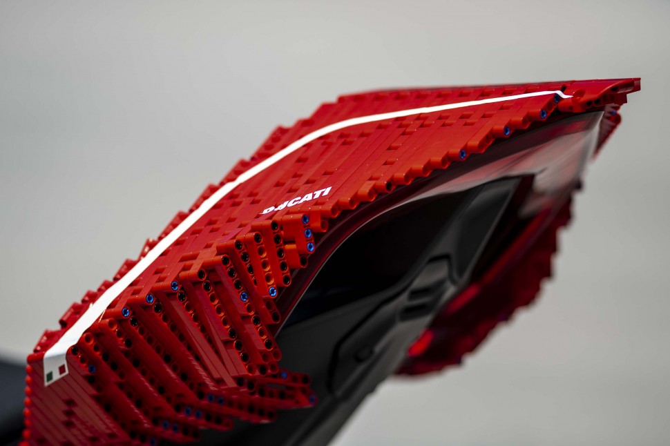 LEGO-модель Ducati V4 R собрана из 15000 элементов на реальном шасси супербайка LEGO-модель Ducati V4 R собрана из 15000 элементов на реальном шасси супербайка