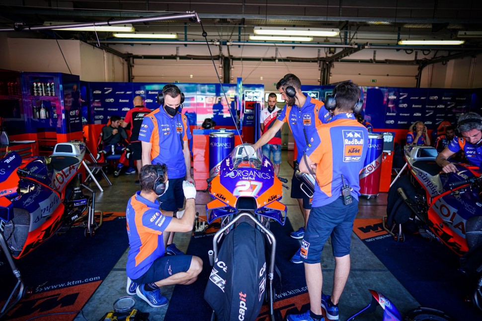 В гараже Tech 3 KTM - к выходу на трек готовится Икер Лекуона В гараже Tech 3 KTM - к выходу на трек готовится Икер Лекуона