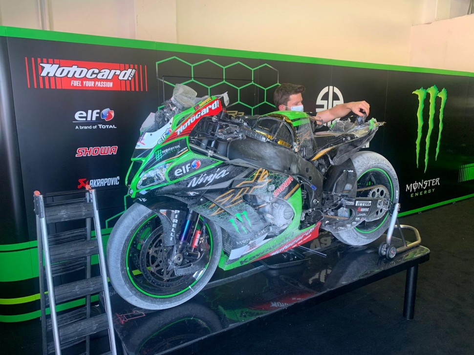 Рэй завернул свой Kawasaki ZX-10RR в Мизано Рэй завернул свой Kawasaki ZX-10RR в Мизано