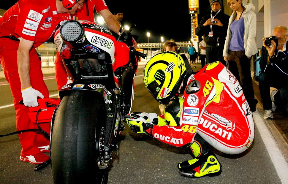 Валентино Росси на Гран-При Катара 2011 года - дебют с Ducati Factory Team после тяжелой травмы Валентино Росси на Гран-При Катара 2011 года - дебют с Ducati Factory Team после тяжелой травмы