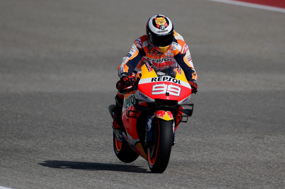 Жесткое торможение Хорхе Лоренцо на борту Honda RC213V перед первым поворотом Circuito de Jerez Жесткое торможение Хорхе Лоренцо на борту Honda RC213V перед первым поворотом Circuito de Jerez