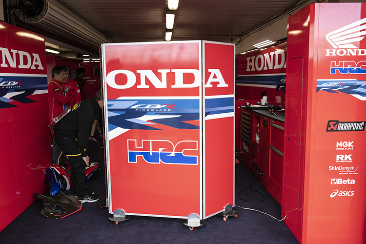 Работа в боксе Team HRC идет за закрытыми дверями Работа в боксе Team HRC идет за закрытыми дверями