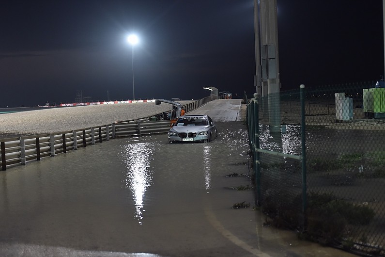Losail International Circuit оказался полностью затоплен из-за отсутствия дренажной системы Losail International Circuit оказался полностью затоплен из-за отсутствия дренажной системы