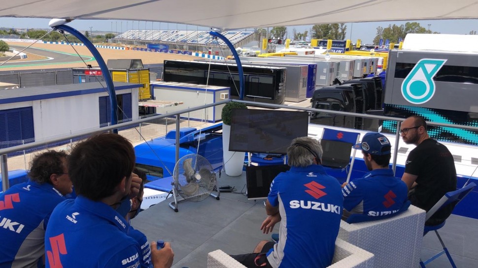 Гран-При Испании Team Suzuki Ecstar и Алекс Ринс смотрели по телевизору Гран-При Испании Team Suzuki Ecstar и Алекс Ринс смотрели по телевизору