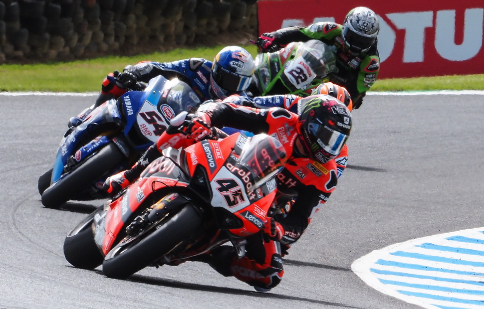 На Phillip Island состоялись три очень близких схватки за подиум, и претендентов на него было не 2 и не 3, а 5-6 На Phillip Island состоялись три очень близких схватки за подиум, и претендентов на него было не 2 и не 3, а 5-6