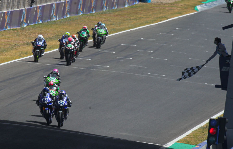 Сверхплотный финиш World Supersport 300: Софуглу-Де Канселлис - 0.030 секунды Сверхплотный финиш World Supersport 300: Софуглу-Де Канселлис - 0.030 секунды