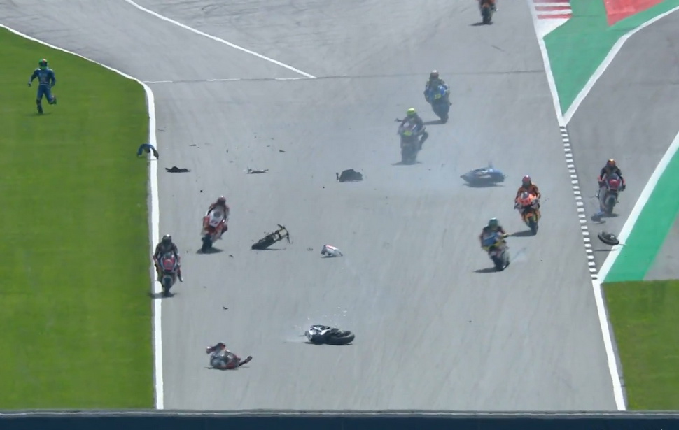 Авария после 1-го поворота, Гран-При Австрии, Moto2 Авария после 1-го поворота, Гран-При Австрии, Moto2