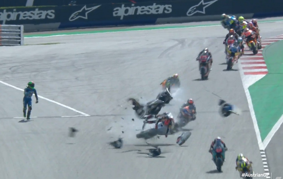 Энеа Бастианини поймал хайсайд на выходе из 1-го поворота Red Bull Ring Энеа Бастианини поймал хайсайд на выходе из 1-го поворота Red Bull Ring
