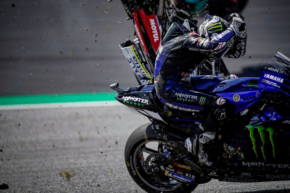 Маверик Виньялес успел среагировать на вылетевший прямо в него Ducati Маверик Виньялес успел среагировать на вылетевший прямо в него Ducati