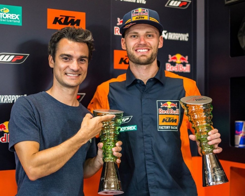 Брад Биндер - первый пилот KTM, выигравший Гран-При в Премьер-классе; Дани Педроса - официальный тест-пилот и разработчик Брад Биндер - первый пилот KTM, выигравший Гран-При в Премьер-классе; Дани Педроса - официальный тест-пилот и разработчик