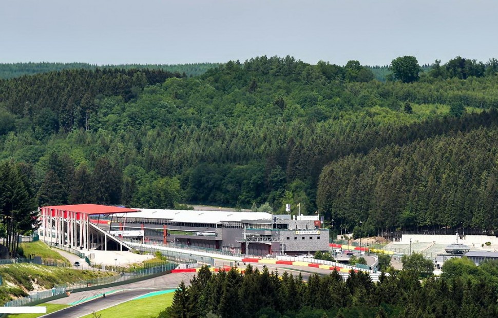 Spa-Francorchamps расположен в живописейшем месте, часть трассы является по сути дорогой общего пользования Spa-Francorchamps расположен в живописейшем месте, часть трассы является по сути дорогой общего пользования