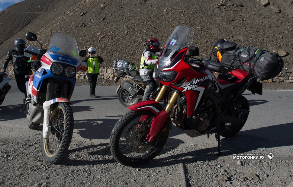 Слева - Honda Adventure Sports 1987 года: вот это настоящий раллийный снаряд!!! Слева - Honda Adventure Sports 1987 года: вот это настоящий раллийный снаряд!!!