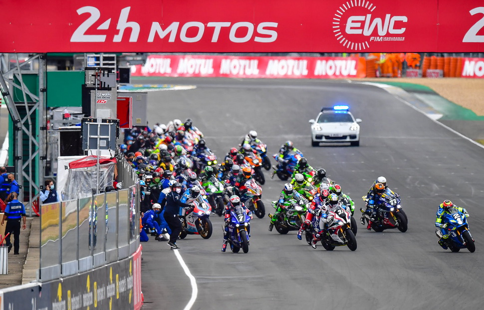 Старт 43-й гонки 24 Heures Motos - мотоциклетного Ле Мана 24 Старт 43-й гонки 24 Heures Motos - мотоциклетного Ле Мана 24