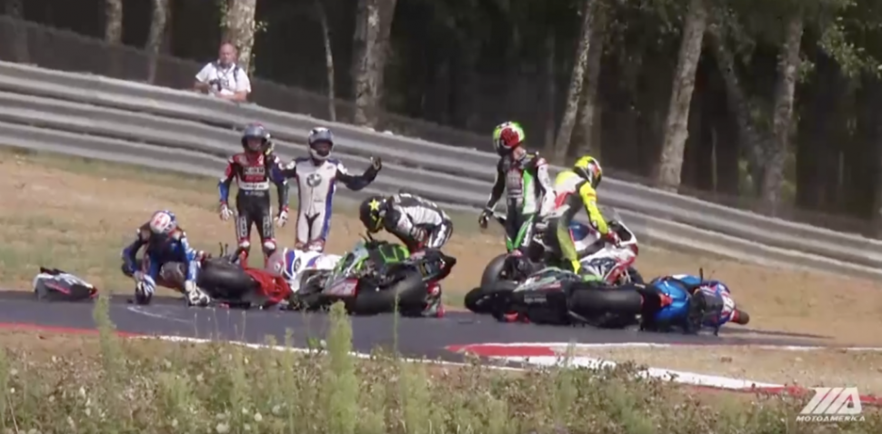 Массовый завал на старте 1-й гонки MotoAmerica в Ридже Массовый завал на старте 1-й гонки MotoAmerica в Ридже