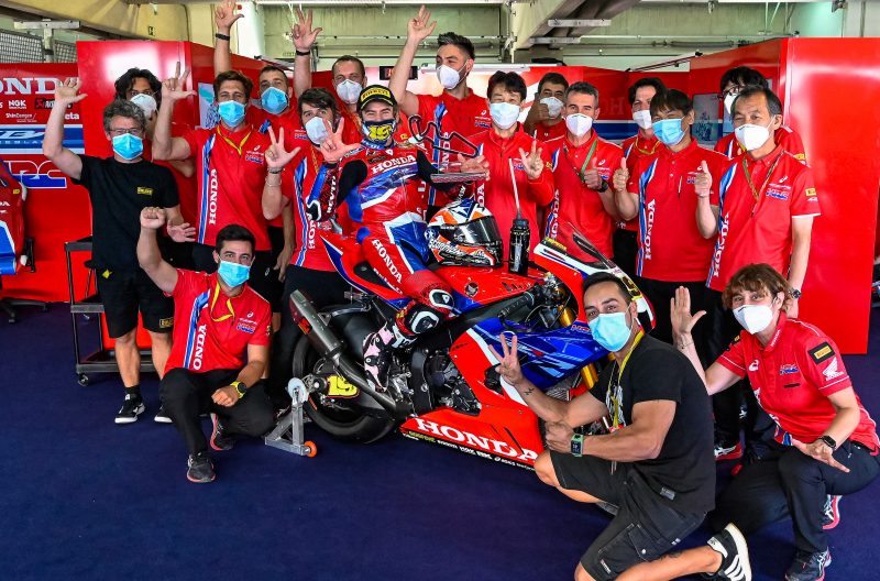 Альваро Баутиста и Team HRC праздную первый подиум, добытый на Honda CBR1000RR-R Fireblade SP Альваро Баутиста и Team HRC праздную первый подиум, добытый на Honda CBR1000RR-R Fireblade SP