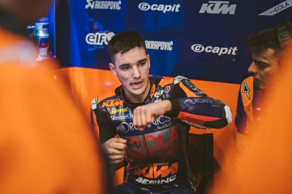 В гараже Tech 3 KTM - к выходу на трек готовится Икер Лекуона В гараже Tech 3 KTM - к выходу на трек готовится Икер Лекуона
