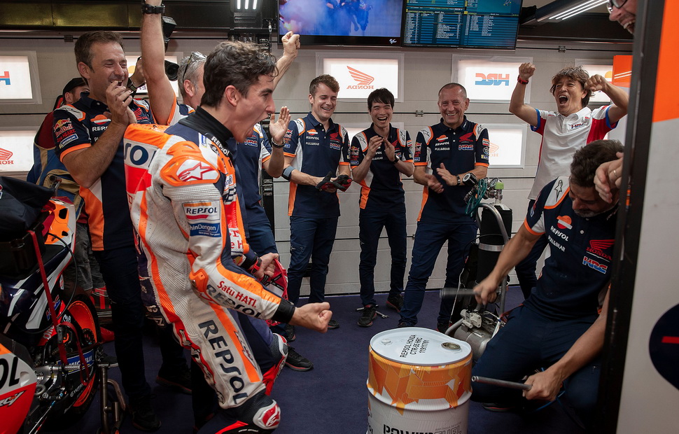 За сценой: внутри бокса Repsol Honda после победы Маркеса в Гран-При Сан-Марино 2019 года За сценой: внутри бокса Repsol Honda после победы Маркеса в Гран-При Сан-Марино 2019 года