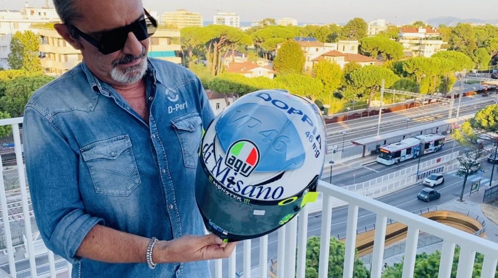 Альдо Друди показывает новый шлем Росси - La Doppia di Misano Альдо Друди показывает новый шлем Росси - La Doppia di Misano